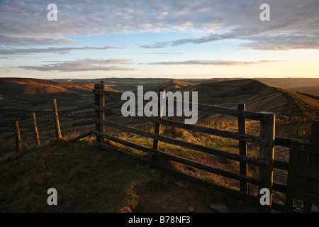 Blick vom Rushup Kante in Richtung Mam Tor, Edale und der großen Kamm, Peak District National Park, Derbyshire, England Stockfoto