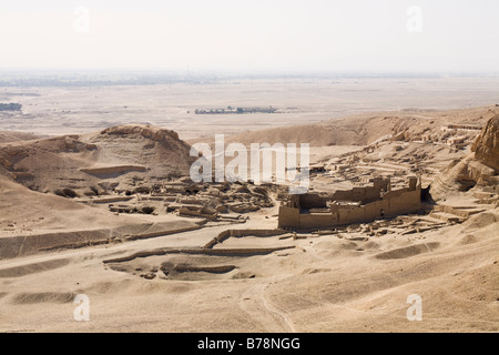 Blick über die thebanischen Berge am Westufer des Nils, mit Blick auf Deir el Medina und ptolemäischen Tempel, Luxor, Ägypten Stockfoto