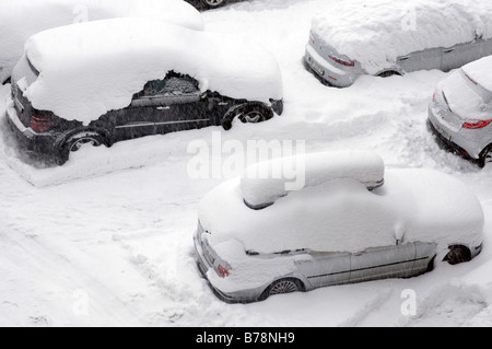 Verschneite Autos auf Straße, erhöhter Sicht Stockfoto