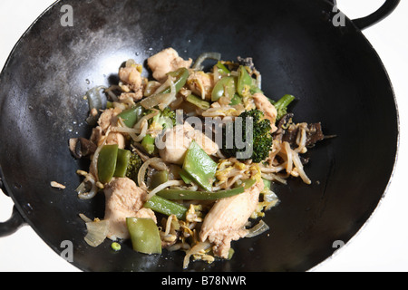 Ein Huhn und Gemüse vorbereitet in einem traditionellen Eisen-Wok-Pfanne. Stockfoto