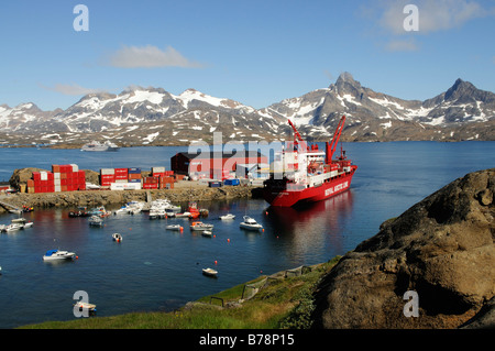 Versorgungsschiff der Royal Arctic Line im Kong Oscar Fjord, Ammassalik, Ostgrönland, Grönland Stockfoto