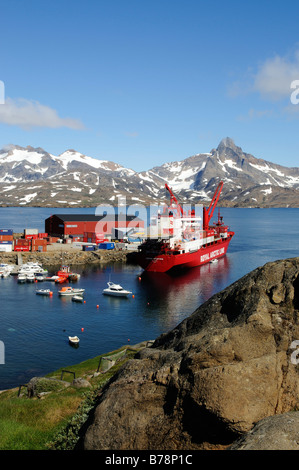 Versorgungsschiff der Royal Arctic Line im Kong Oscar Fjord, Ammassalik, Ostgrönland, Grönland Stockfoto