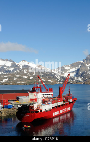 Versorgungsschiff der Royal Arctic Line im Kong Oscar Fjord, Ammassalik, Ostgrönland, Grönland Stockfoto