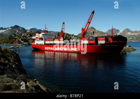 Versorgungsschiff der Royal Arctic Line im Kong Oscar Fjord, Ammassalik, Ostgrönland, Grönland Stockfoto