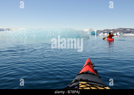 Kajakfahrer im Sermilik Fjord, Ostgrönland, Grönland Stockfoto