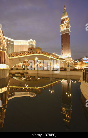 Reflexion des Venetian Hotel in der Abenddämmerung, Macau Stockfoto