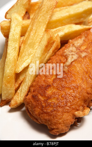 Traditionelle englische hausgemachte Fish And Chips (Pommes) auf einem Teller, Close-up Stockfoto