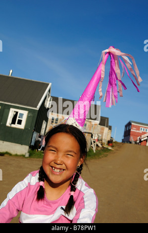 Inuit-Mädchen in Tasiilaq, Ammassalik, Ostgrönland Stockfoto