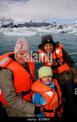 Frau und zwei Kinder auf einer Bootstour unter Eisberge, Gletscher, Joekulsarlon, Island, Europa Stockfoto