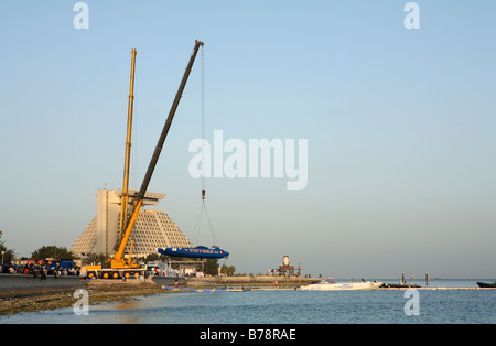 Die Formel-1-Motorboot aus den Vereinigten Arabischen Emiraten Victory Team in Doha, Katar aus dem Wasser gehoben. Stockfoto