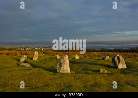 Steinkreis auf Birkrigg, mit Blick auf Dorf von einer und Morecambe Bay, in der Nähe von Ulverston, Cumbria UK Stockfoto