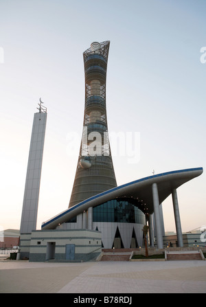 Die Moschee an der Aspire Sportakademie in Doha, Katar, mit Doha Asian games Fackel Turm im Hintergrund. Stockfoto