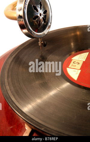 Eine alte 78 Rpm Schallplatte auf einem Aufzieh Grammophon zu spielen. Stockfoto