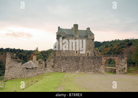 Historic Neidpath Castle, Peebles, Schottland, im Herbst. Stockfoto