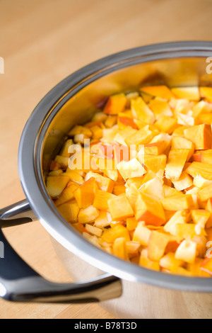 In Scheiben geschnittenen Hokkaido-Kürbis im Kochtopf, close-up Stockfoto