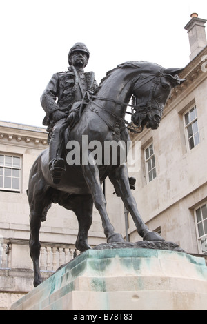 Eine Statue von Feldmarschall Frederick Sleigh Roberts bei der Horse Guards Parade in Whitehall, London UK Stockfoto