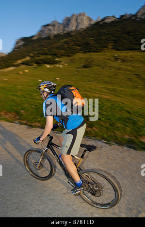 Mountainbiker, Berggipfel Kampenwand, Chiemgau, Bayern, Deutschland, Europa Stockfoto