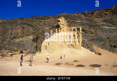 Gruppe von Touristen, die Inspektion Clay Burgen sind ungewöhnlich natürlichen Felsformationen in der Skeleton Coast. Stockfoto