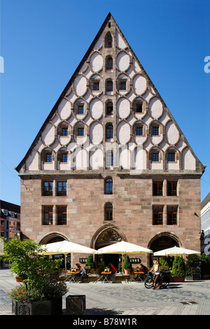 Kornhaus am Hallplatz Square, ehemalige Salz und Korn-Speicher, heute Barfuesser Brauerei mit Restaurant und verschiedene Geschäfte, alte cit Stockfoto