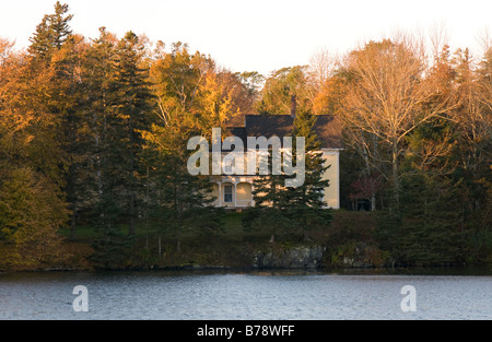 Haus im Wald - Herbst Sonnenaufgang in Penobscot Bay, Deer Isle, Maine, New England Stockfoto