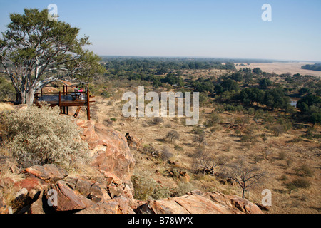 Touristen auf einer Aussichtsplattform mit Blick auf den Zusammenfluss des Flusses Shashe und Limpopo in Mapungubwe Nationalpark Stockfoto