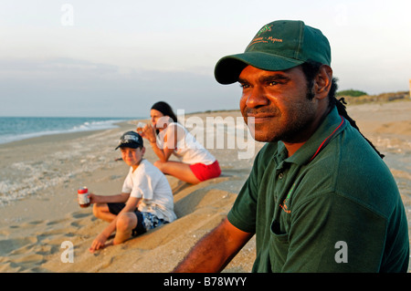 Aborigine-Ranger am Strand, Cape York Turtle Rescue, Mapoon, Cape-York-Halbinsel, Queensland, Australien Stockfoto