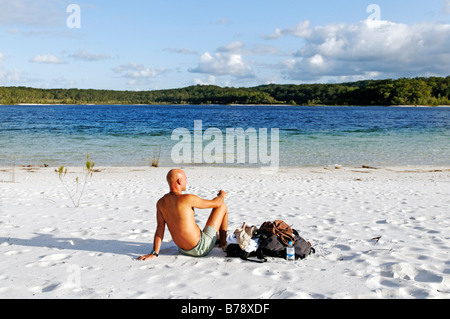 Mann am Strand am Lake McKenzie, Fraser Island, Queensland, Australien Stockfoto