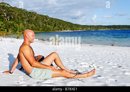 Mann am Strand am Lake McKenzie, Fraser Island, Queensland, Australien Stockfoto