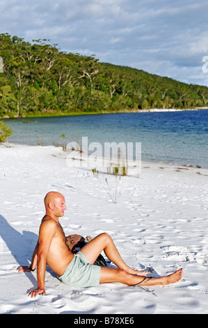 Mann am Strand am Lake McKenzie, Fraser Island, Queensland, Australien Stockfoto