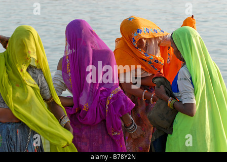 Frauen tragen Saris nach Baden, Ram Devra Pilger Festival, Ramdevra, Pokhran, Rajasthan, Nordindien, Asien Stockfoto