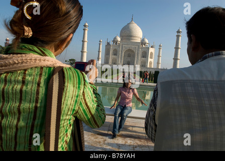 Touristen fotografieren einander, Mausoleum von den Taj Mahal, Agra, Uttar Pradesh, Nordindien, Indien, Asien Stockfoto