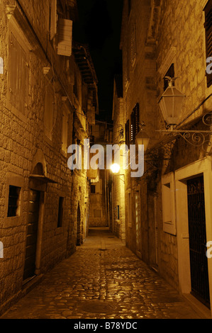 Nachtaufnahme, schmale Gasse, alte Stadt, Trogir, Kroatien, Europa Stockfoto