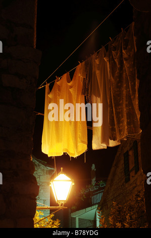 Nachtaufnahme, Wäsche hängt an einer Linie in einer schmalen Gasse, Altstadt, Trogir, Kroatien, Europa Stockfoto