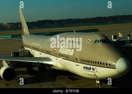 Asiana Airlines geparkt vor dem Tor, Flughafen Incheon, Korea. Stockfoto