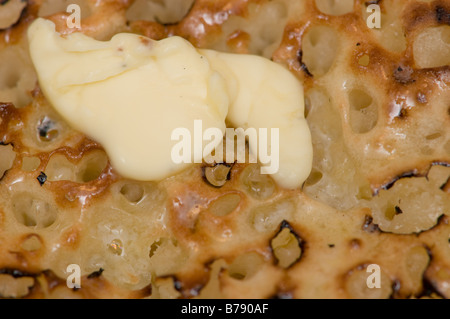 Nahaufnahme von der gerösteten Oberfläche des heißen gebutterten Fladenbrot mit Butter schmelzen an der Spitze, UK Stockfoto