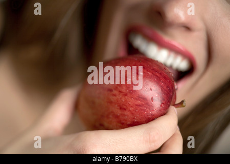 Junge Frau Essen Apfel, close-up Stockfoto