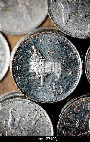 Haufen von UK-10P-Pence-Münzen - Sterling-Währung Stockfoto