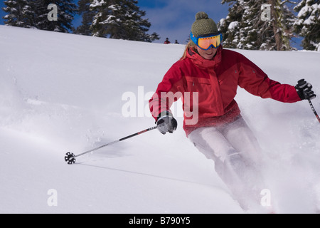Eine Frau Skifahren Pulverschnee in Northstar at Tahoe Skigebiet in der Nähe von Lake Tahoe in Kalifornien Stockfoto