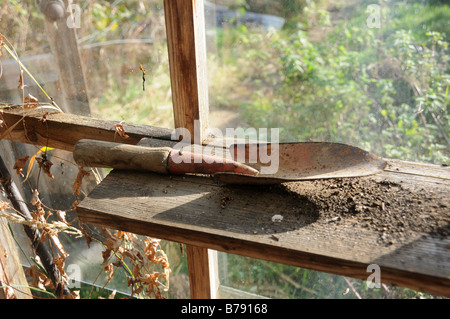 alten Kelle in einem Gartenhaus Stockfoto