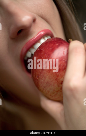 Junge Frau Essen Apfel, close-up Stockfoto