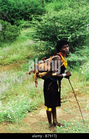 Eine Bana Frau geht in ihr Dorf. Stockfoto