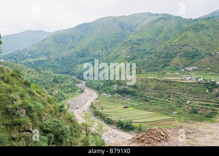 Grüne Berge und Felder entlang des Karakorum Highway in Pakistan Stockfoto