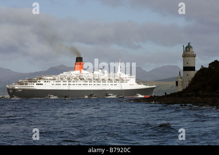 QE2 fährt zum letzten Mal den Firth of Clyde hinauf, vorbei am Cloch Lighthouse, Schottland, Großbritannien Stockfoto