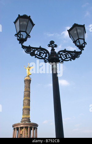 Deutschland, Berlin, Siegessäule, Straßenlaterne im Vordergrund Stockfoto