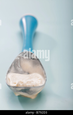 Vanille Eis auf Eis cream Scoop, close-up Stockfoto
