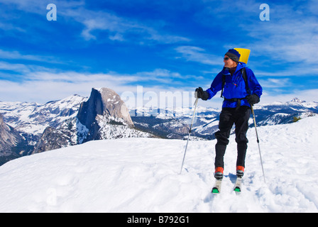 Backcountry Skifahrer und Half Dome vom Glacier Point Yosemite Nationalpark, Kalifornien Stockfoto