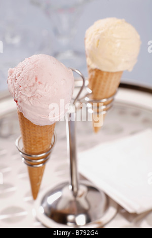 Erdbeereis und Vanilleeis in Eiscreme-Kegel Stockfoto