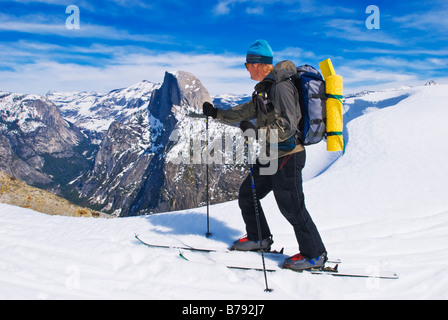 Backcountry Skifahrer und Half Dome vom Glacier Point Yosemite Nationalpark, Kalifornien Stockfoto