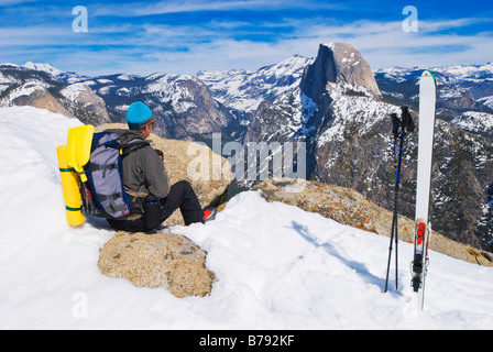 Backcountry Skifahrer und Half Dome vom Glacier Point Yosemite Nationalpark, Kalifornien Stockfoto