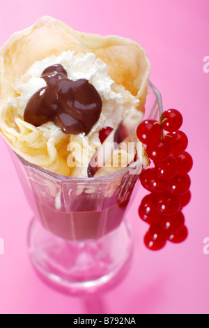 Crepes mit Sahne, Schokoladensauce und rote Johannisbeeren, schließen-zo Stockfoto